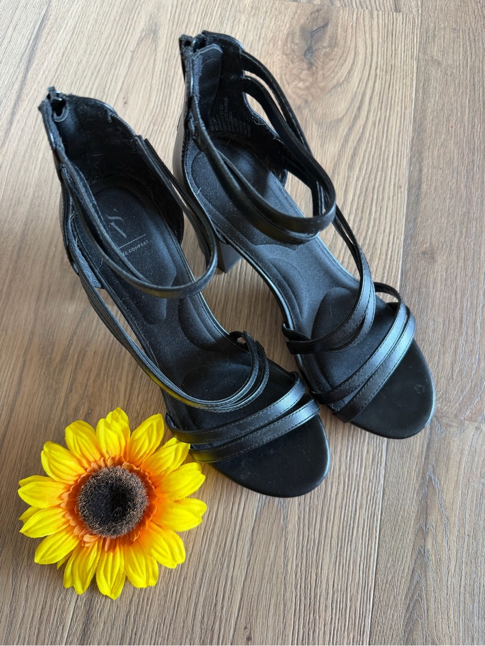 Simply Vera Black Strappy Women’s Heels